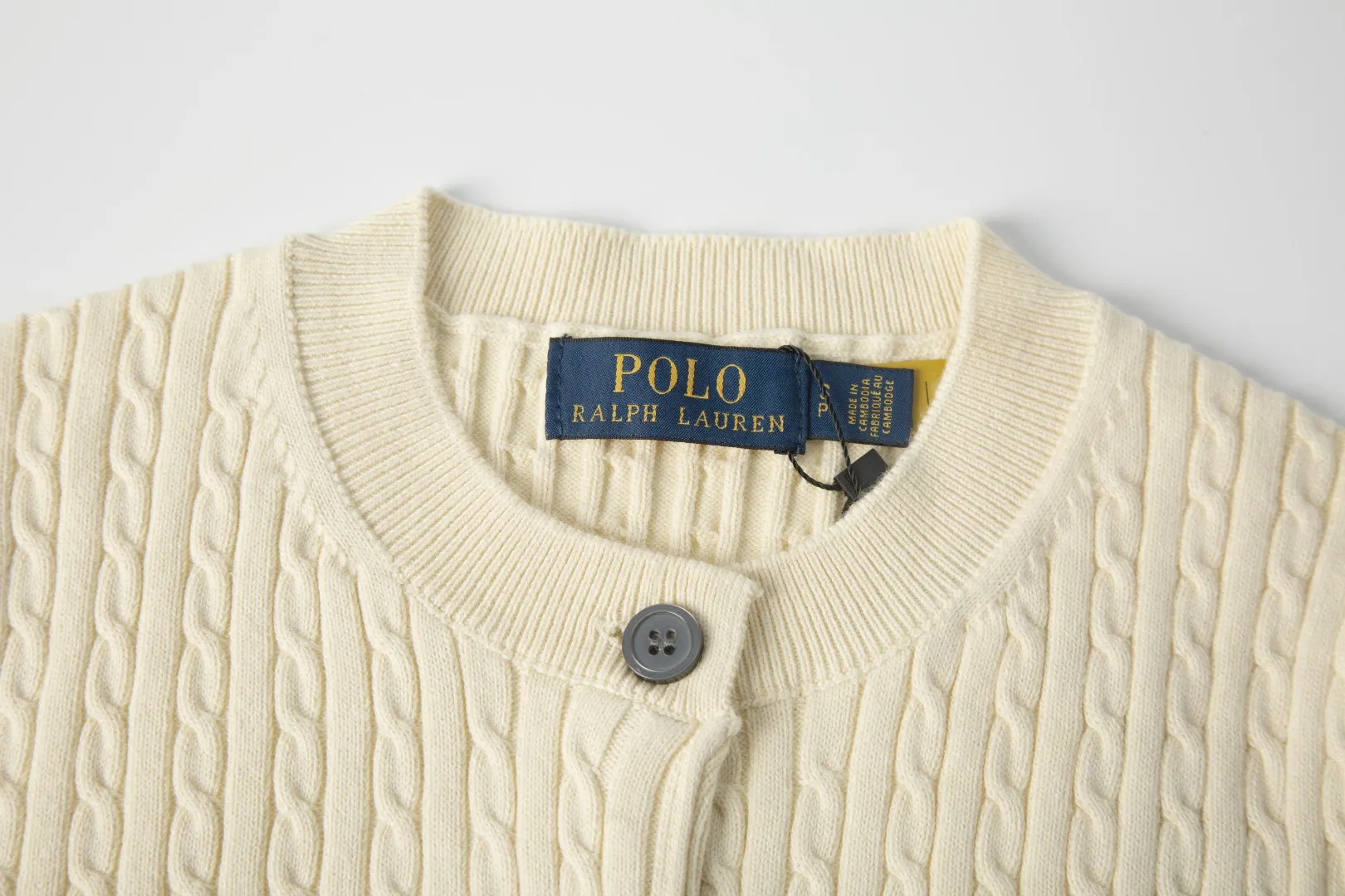 P196 White background picture [Evergreen for all seasons] Style number: 25123# Color: black/navy blue/almond/white Size: S-XL - Ralph Lauren/Ralph Lauren 2025FW Zhao Lusi's same solid color logo knitted versatile fine twist knitted buttoned long-sleeved cardigan - RL's classic fine twist cardigan 21S quality cotton yarn A cardigan that can be worn in all seasons Can be matched inside or outside Simple and clean basic color matching The upper body is clean and flawless. The comfort brought by imported cotton yarn is soft. An item that cannot be rejected.